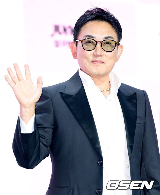 [OSEN=조은정 기자]ENA ‘더 스카웃’ 제작발표회가 29일 서울 마포구 서울 큐브컨벤션센터에서 열렸다.‘더 스카웃’은 가요계 최고 전문가들이 ‘아직 자신의 재능을 제대로 펼치지 못한 원석’을 직접 발굴하고, 그들에게 새로운 방향성과 가능성을 제시하는 성장형 음악 프로젝트다.가수 이승철이 포즈를 취하고 있다. 2026.04.29 /cej@osen.co.kr