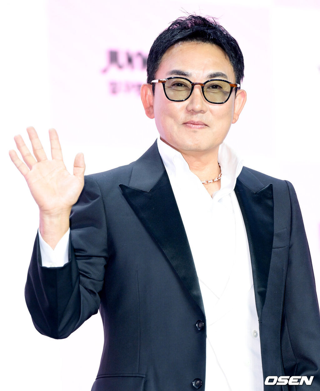 ENA ‘더 스카웃’ 제작발표회가 29일 서울 마포구 서울 큐브컨벤션센터에서 열렸다.‘더 스카웃’은 가요계 최고 전문가들이 ‘아직 자신의 재능을 제대로 펼치지 못한 원석’을 직접 발굴하고, 그들에게 새로운 방향성과 가능성을 제시하는 성장형 음악 프로젝트다.가수 이승철이 포즈를 취하고 있다. 2026.04.29 /cej@osen.co.kr