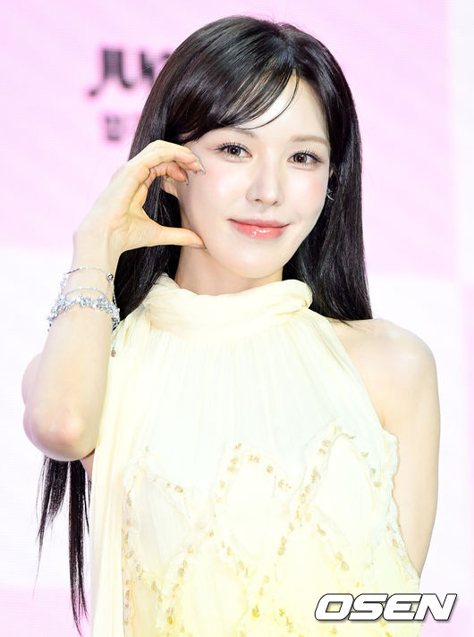 [OSEN=조은정 기자]ENA ‘더 스카웃’ 제작발표회가 29일 서울 마포구 서울 큐브컨벤션센터에서 열렸다.‘더 스카웃’은 가요계 최고 전문가들이 ‘아직 자신의 재능을 제대로 펼치지 못한 원석’을 직접 발굴하고, 그들에게 새로운 방향성과 가능성을 제시하는 성장형 음악 프로젝트다.레드벨벳 웬디가 포즈를 취하고 있다. 2026.04.29 /cej@osen.co.kr