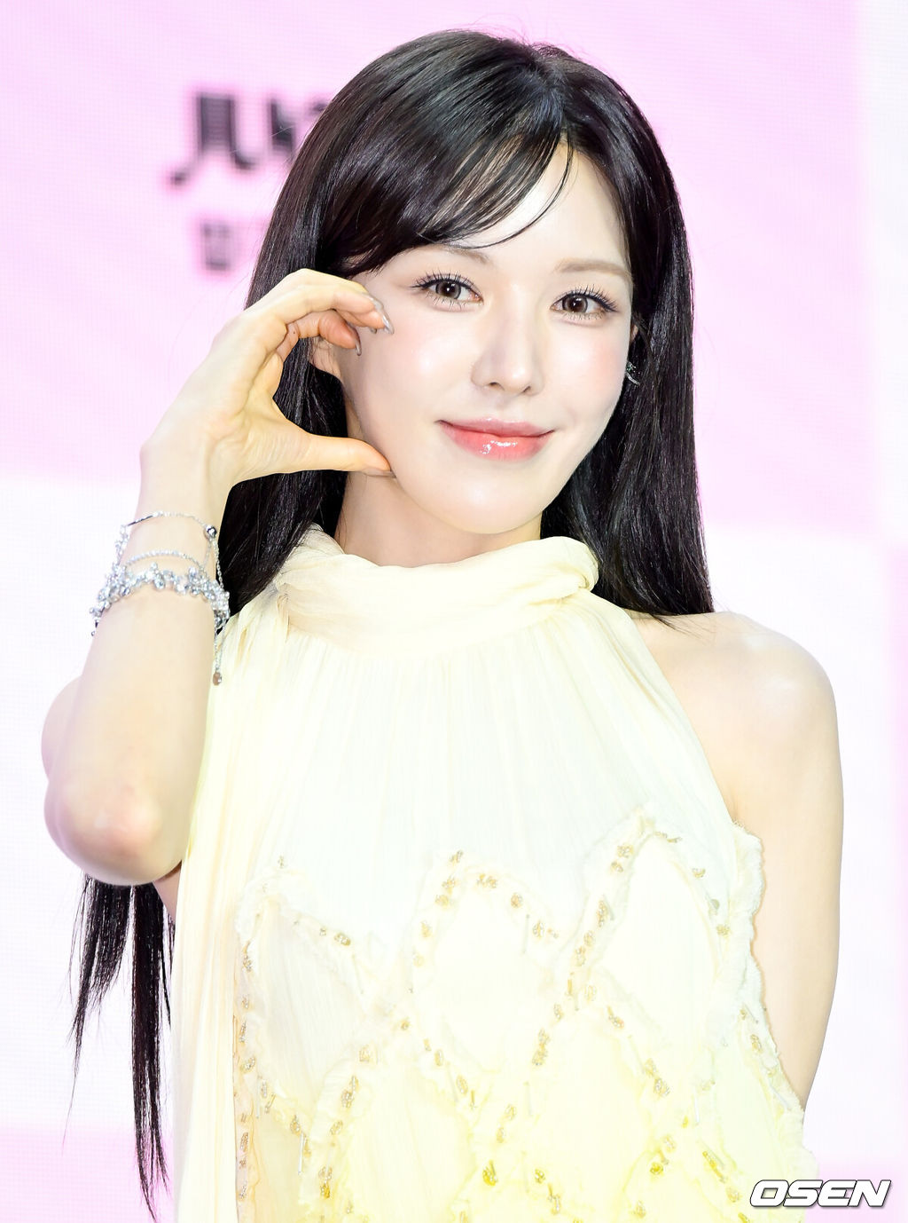 ENA ‘더 스카웃’ 제작발표회가 29일 서울 마포구 서울 큐브컨벤션센터에서 열렸다.‘더 스카웃’은 가요계 최고 전문가들이 ‘아직 자신의 재능을 제대로 펼치지 못한 원석’을 직접 발굴하고, 그들에게 새로운 방향성과 가능성을 제시하는 성장형 음악 프로젝트다.레드벨벳 웬디가 포즈를 취하고 있다. 2026.04.29 /cej@osen.co.kr