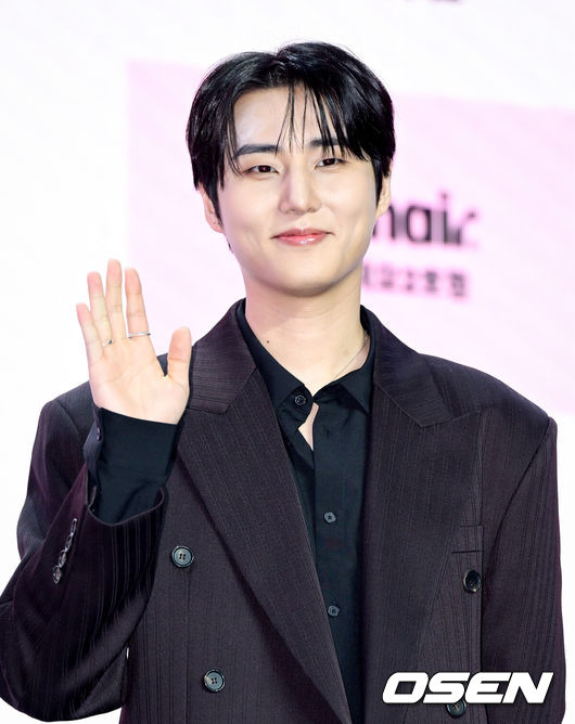 [OSEN=조은정 기자]ENA ‘더 스카웃’ 제작발표회가 29일 서울 마포구 서울 큐브컨벤션센터에서 열렸다.‘더 스카웃’은 가요계 최고 전문가들이 ‘아직 자신의 재능을 제대로 펼치지 못한 원석’을 직접 발굴하고, 그들에게 새로운 방향성과 가능성을 제시하는 성장형 음악 프로젝트다.데이식스 영케이가 포즈를 취하고 있다. 2026.04.29 /cej@osen.co.kr