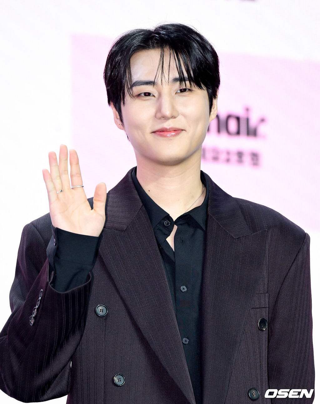 ENA ‘더 스카웃’ 제작발표회가 29일 서울 마포구 서울 큐브컨벤션센터에서 열렸다.‘더 스카웃’은 가요계 최고 전문가들이 ‘아직 자신의 재능을 제대로 펼치지 못한 원석’을 직접 발굴하고, 그들에게 새로운 방향성과 가능성을 제시하는 성장형 음악 프로젝트다.데이식스 영케이가 포즈를 취하고 있다. 2026.04.29 /cej@osen.co.kr