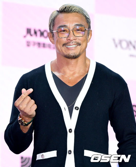 [OSEN=조은정 기자]ENA ‘더 스카웃’ 제작발표회가 29일 서울 마포구 서울 큐브컨벤션센터에서 열렸다.‘더 스카웃’은 가요계 최고 전문가들이 ‘아직 자신의 재능을 제대로 펼치지 못한 원석’을 직접 발굴하고, 그들에게 새로운 방향성과 가능성을 제시하는 성장형 음악 프로젝트다.추성훈이 포즈를 취하고 있다. 2026.04.29 /cej@osen.co.kr