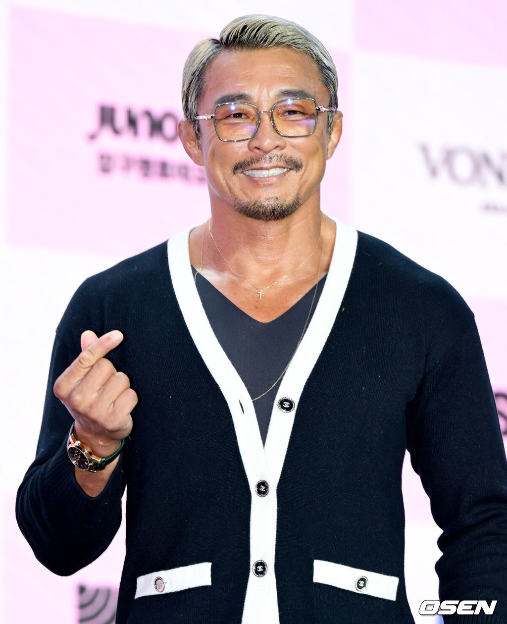 ENA ‘더 스카웃’ 제작발표회가 29일 서울 마포구 서울 큐브컨벤션센터에서 열렸다.‘더 스카웃’은 가요계 최고 전문가들이 ‘아직 자신의 재능을 제대로 펼치지 못한 원석’을 직접 발굴하고, 그들에게 새로운 방향성과 가능성을 제시하는 성장형 음악 프로젝트다.추성훈이 포즈를 취하고 있다. 2026.04.29 /cej@osen.co.kr