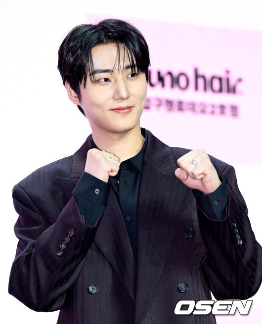 [OSEN=조은정 기자]ENA ‘더 스카웃’ 제작발표회가 29일 서울 마포구 서울 큐브컨벤션센터에서 열렸다.‘더 스카웃’은 가요계 최고 전문가들이 ‘아직 자신의 재능을 제대로 펼치지 못한 원석’을 직접 발굴하고, 그들에게 새로운 방향성과 가능성을 제시하는 성장형 음악 프로젝트다.데이식스 영케이가 포즈를 취하고 있다. 2026.04.29 /cej@osen.co.kr