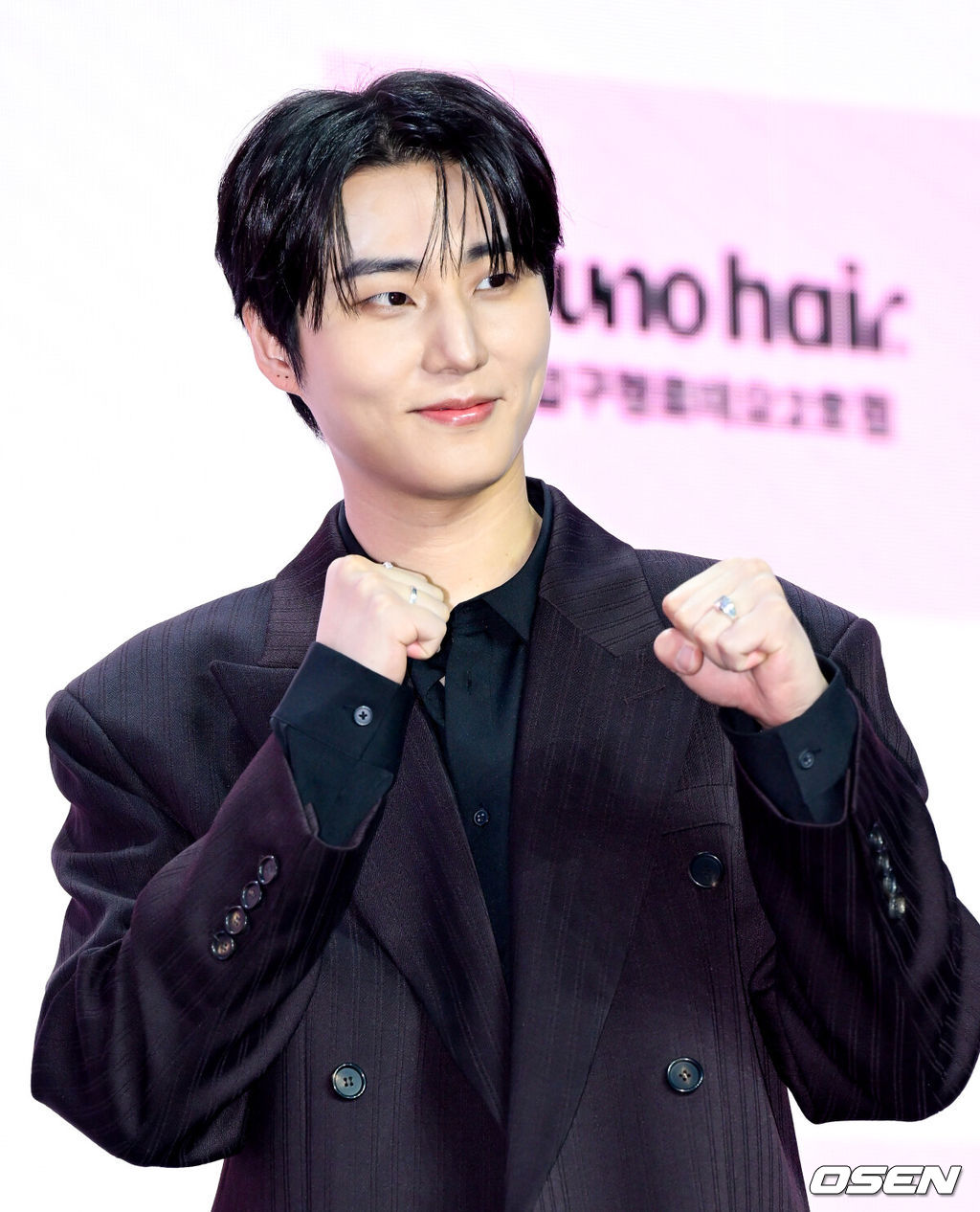 ENA ‘더 스카웃’ 제작발표회가 29일 서울 마포구 서울 큐브컨벤션센터에서 열렸다.‘더 스카웃’은 가요계 최고 전문가들이 ‘아직 자신의 재능을 제대로 펼치지 못한 원석’을 직접 발굴하고, 그들에게 새로운 방향성과 가능성을 제시하는 성장형 음악 프로젝트다.데이식스 영케이가 포즈를 취하고 있다. 2026.04.29 /cej@osen.co.kr