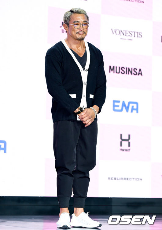 [OSEN=조은정 기자]ENA ‘더 스카웃’ 제작발표회가 29일 서울 마포구 서울 큐브컨벤션센터에서 열렸다.‘더 스카웃’은 가요계 최고 전문가들이 ‘아직 자신의 재능을 제대로 펼치지 못한 원석’을 직접 발굴하고, 그들에게 새로운 방향성과 가능성을 제시하는 성장형 음악 프로젝트다.추성훈이 포즈를 취하고 있다. 2026.04.29 /cej@osen.co.kr