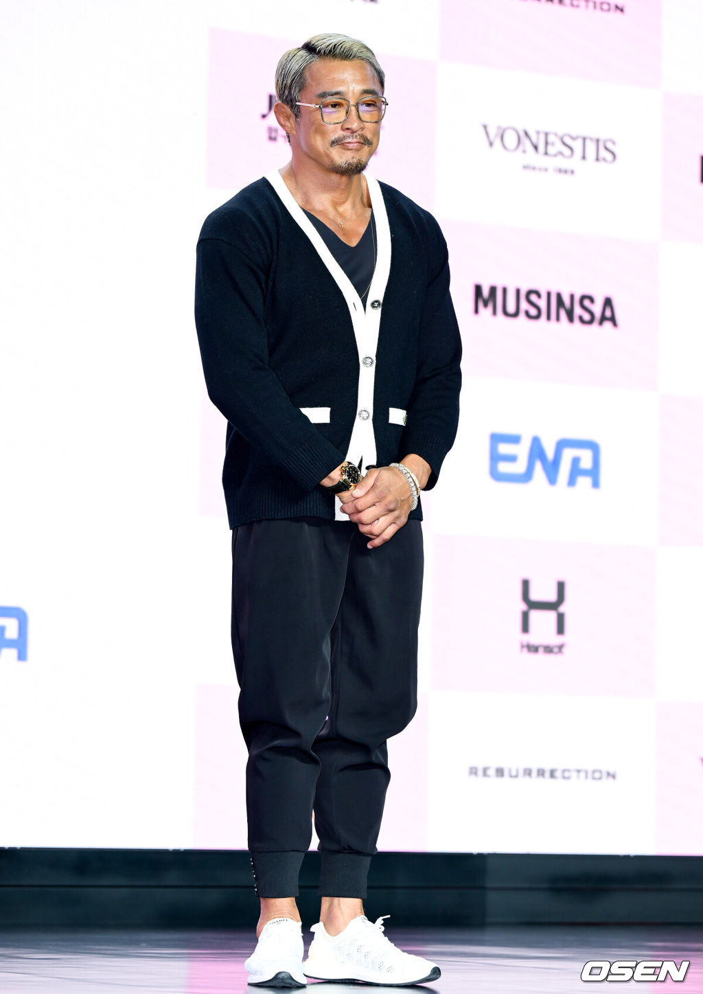 ENA ‘더 스카웃’ 제작발표회가 29일 서울 마포구 서울 큐브컨벤션센터에서 열렸다.‘더 스카웃’은 가요계 최고 전문가들이 ‘아직 자신의 재능을 제대로 펼치지 못한 원석’을 직접 발굴하고, 그들에게 새로운 방향성과 가능성을 제시하는 성장형 음악 프로젝트다.추성훈이 포즈를 취하고 있다. 2026.04.29 /cej@osen.co.kr