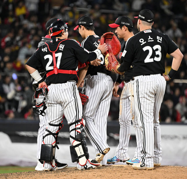 [OSEN=수원, 이대선 기자] 28일 수원 KT위즈파크에서 2026 신한 SOL KBO리그 KT 위즈와 LG 트윈스의 경기가 열렸다.이날 KT는 맷 사우어, LG는 라클란 웰스를 선발로 내세웠다.9회말 1사 만루에서 LG 김영우가 마운드를 내려가고 있다. 2026.04.28 /sunday@osen.co.kr