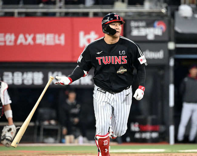 [OSEN=수원, 이대선 기자] 28일 수원 KT위즈파크에서 2026 신한 SOL KBO리그 KT 위즈와 LG 트윈스의 경기가 열렸다.이날 KT는 맷 사우어, LG는 라클란 웰스를 선발로 내세웠다.4회초 무사에서 LG 문보경이 우월 솔로 홈런을 치고 있다. 2026.04.28 /sunday@osen.co.kr