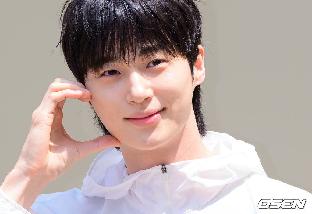 변우석, 달달한 눈빛