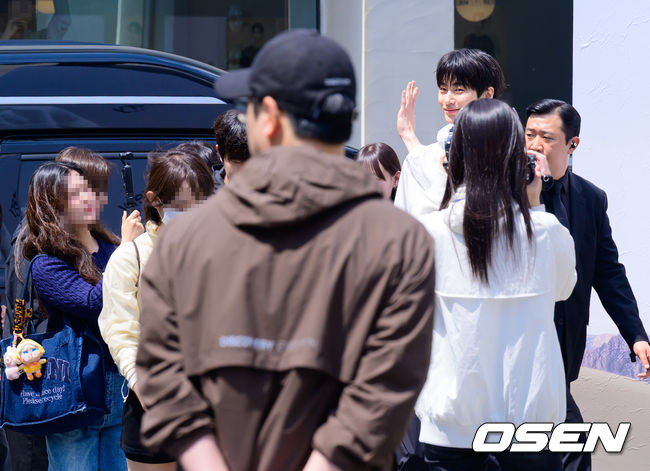 입장하는 변우석, 팬들에게 손 인사