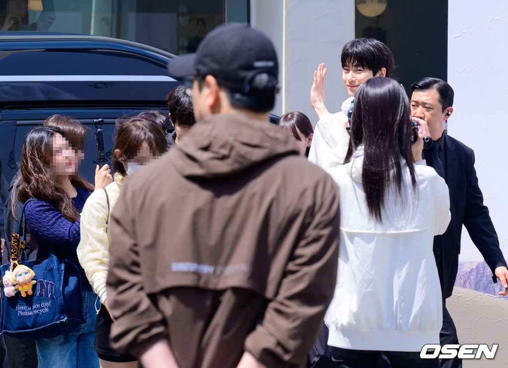 입장하는 변우석, 팬들에게 손 인사