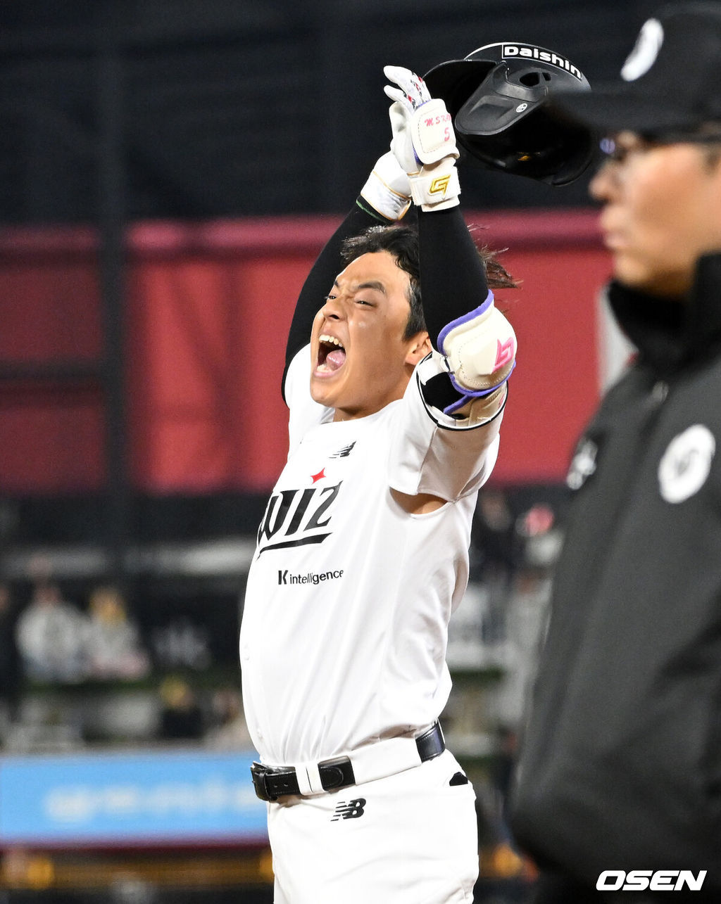 28일 수원 KT위즈파크에서 2026 신한 SOL KBO리그 KT 위즈와 LG 트윈스의 경기가 열렸다.이날 KT는 맷 사우어, LG는 라클란 웰스를 선발로 내세웠다.10회말 2사 1,2루에서 KT 강민성이 끝내기 안타를 치고 환호하고 있다. 2026.04.28 /sunday@osen.co.kr