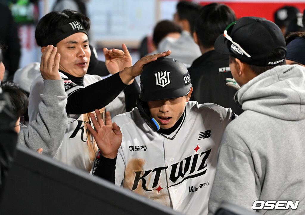 28일 수원 KT위즈파크에서 2026 신한 SOL KBO리그 KT 위즈와 LG 트윈스의 경기가 열렸다.이날 KT는 맷 사우어, LG는 라클란 웰스를 선발로 내세웠다.7회말 2사 2,3루에서 KT 김민혁의 좌전 2타점 적시타때  홈을 밟은 유준규가 더그아웃에서 환호하고 있다. 2026.04.28 /sunday@osen.co.kr