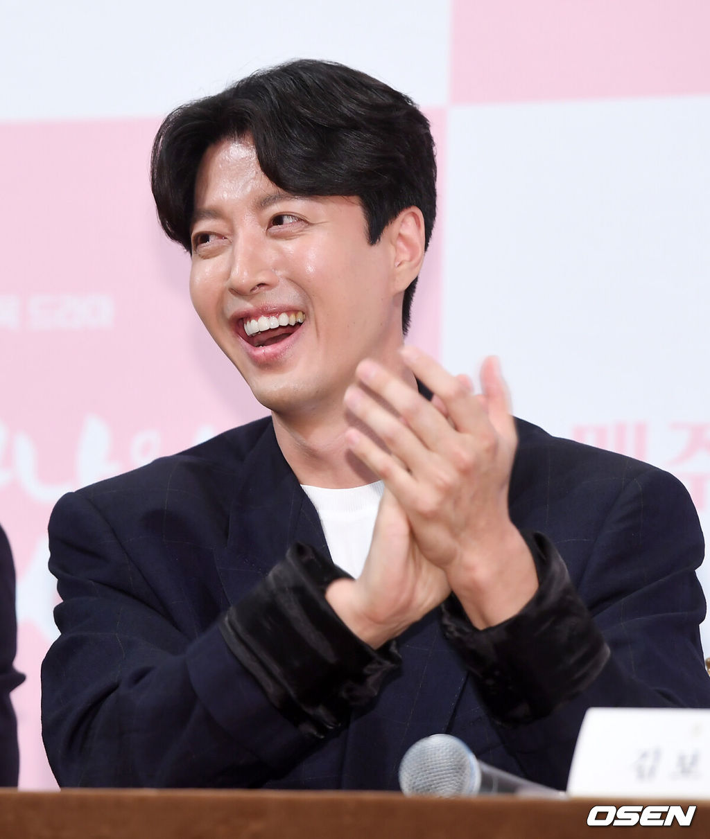 21일 오후 서울 강남구 논현동 임피리얼 팰리스 서울 셀레나홀에서 KBS2 수목 드라마 '단, 하나의 사랑' 제작발표회가 열렸다.기자회견중 이동건이 박장대소를 하고 있다./rumi@osen.co.kr