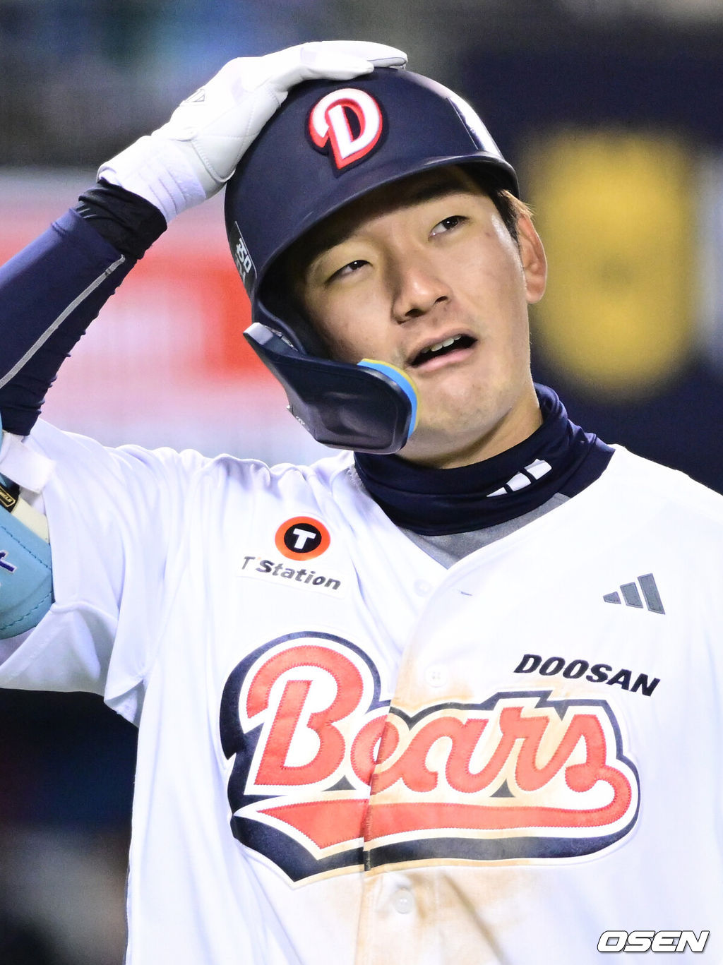 7일 서울 잠실야구장에서 '2026 신한 SOL Bank KBO리그' 키움 히어로즈와 두산 베어스의 경기가 열렸다.이날 두산은 최승용, 키움은 배동현을 선발로 내세웠다.7회말 2사 1,2루에서 두산 안재석이 삼진으로 물러나며 아쉬워하고 있다. 2026.04.07 /cej@osen.co.kr