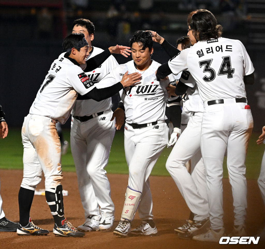 28일 수원 KT위즈파크에서 2026 신한 SOL KBO리그 KT 위즈와 LG 트윈스의 경기가 열렸다.이날 KT는 맷 사우어, LG는 라클란 웰스를 선발로 내세웠다.10회말 2사 1,2루에서 KT 강민성이 끝내기 안타를 치고 환호하고 있다. 2026.04.28 /sunday@osen.co.kr