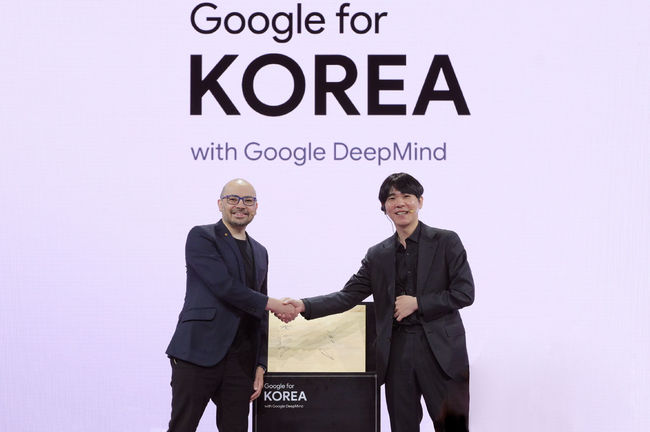 10년 만에 재회한 데미스 하사비스 CEO와 이세돌 사범이 악수를 나누고 있다. 