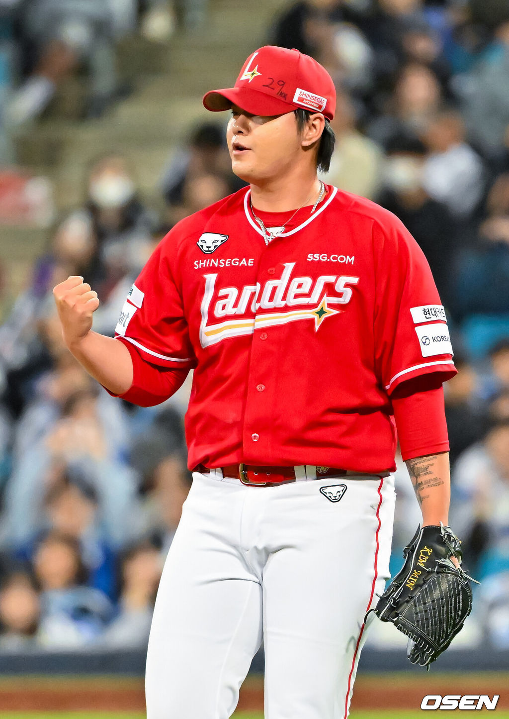 22일 오후 대구삼성라이온즈파크 ‘2026 신한 SOL Bank KBO리그' 삼성 라이온즈와 SSG 랜더스와 경기가 열렸다.이 경기에서 SSG이 삼성에 3-2로 승리하며 2연승 질주를 했다. 반면 삼성은 지난 19일 대구 LG 트윈스전 이후 3연패 수렁에 빠졌다. 경기를 마치고 SSG 김민이 세리머니를 하고 있다. 2026.04.22 / rumi@osen.co.kr