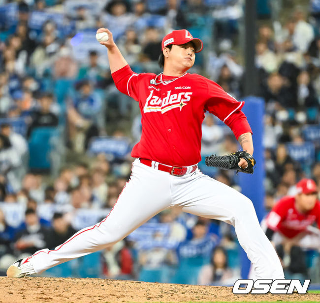 [OSEN=대구, 민경훈 기자] 21일 오후 대구삼성라이온즈파크 ‘2026 신한 SOL Bank KBO리그' 삼성 라이온즈와 SSG 랜더스와 경기가 열렸다.이날 삼성은 최원태를, SSG는 베니지아노를 선발투수로 내세웠다.8회말 마운드에 오른 SSG 김민이 힘차게 공을 뿌리고 있다. 2026.04.21 / rumi@osen.co.kr