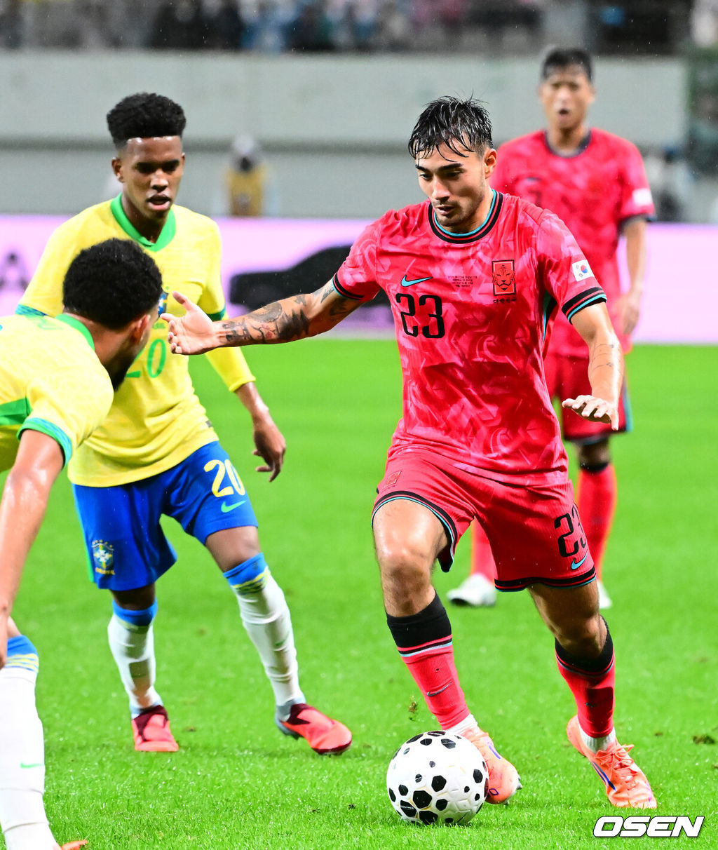 세계의 벽은 높았다. 결과는 0-5 대패였다.홍명보 감독이 이끄는 대한민국 남자 축구 국가대표팀은 10일 서울월드컵경기장에서 '세계 최강' 브라질을 상대로 A매치 평가전을 치러 이스테방(첼시)과 호드리구(레알 마드리드)에게 나란히 2골을 허용하면서 0-5로 대패했다.후반 한국 카스트로프가 브라질 수비 사이로 드리블을 하고 있다. 2025.10.10 /jpnews@osen.co.kr
