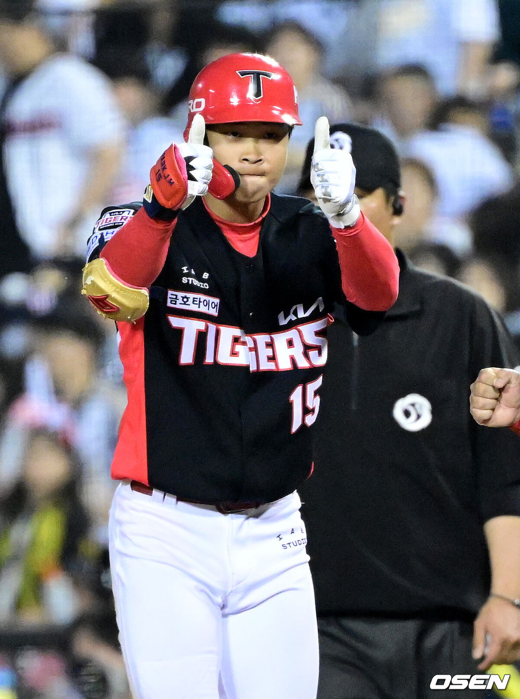 18일 오후 서울 잠실야구장에서 ‘2026 신한 SOL KBO리그’ 두산 베어스와 KIA 타이거즈의 경기가 열렸다.홈팀 두산은 최승용, 방문팀 KIA는 애덤 올러를 선발로 내세웠다.9회초 1사 1루 상황 KIA 박재현이 안타를 날리고 1루에 안착해 기뻐하고 있다. 2026.04.18 / dreamer@osen.co.kr