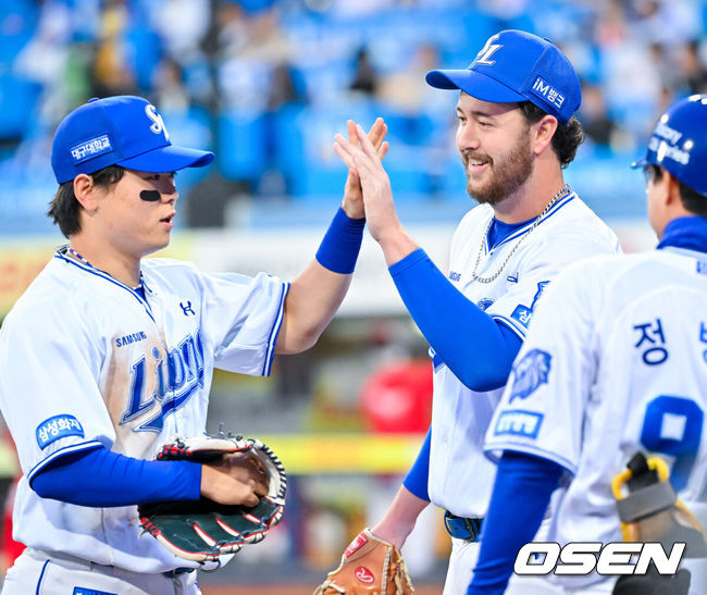 [OSEN=대구, 민경훈 기자] 23일 오후 대구삼성라이온즈파크 ‘2026 신한 SOL Bank KBO리그' 삼성 라이온즈와 SSG 랜더스와 경기가 열렸다.이날 삼성은 오러클린을, SSG는 화이트를 선발투수로 내세웠다.2회초를 마친 삼성 선발 오러클린이 덕아웃으로 향하며 박승규와 하이파이브를 하고 있다. 2026.04.23 / rumi@osen.co.kr