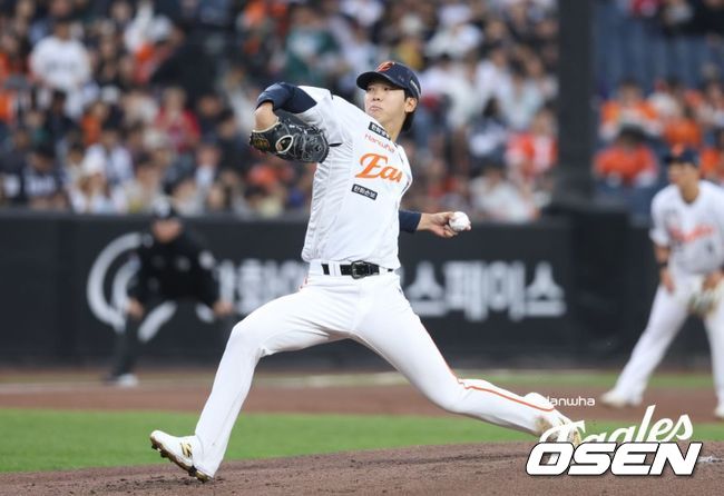 한화 이글스 황준서는 29일 대전 한화생명 볼파크에서 열린 2026 신한 SOL KBO리그 SSG 랜더스와의 홈경기에서 선발투수로 등판했으나 1⅔이닝 2피안타(1피홈런) 6볼넷 1탈삼진 5실점을 기록하고 마운드를 내려갔다. ⓒ한화 이글스 