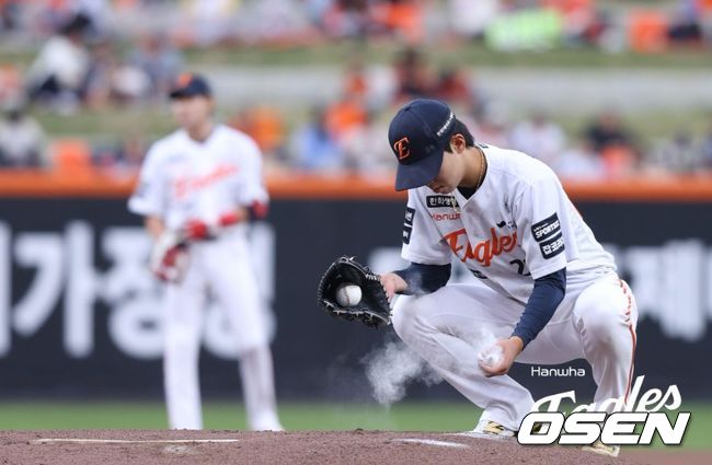 한화 이글스 황준서는 29일 대전 한화생명 볼파크에서 열린 2026 신한 SOL KBO리그 SSG 랜더스와의 홈경기에서 선발투수로 등판했으나 1⅔이닝 2피안타(1피홈런) 6볼넷 1탈삼진 5실점을 기록하고 마운드를 내려갔다. ⓒ한화 이글스 