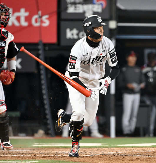 [OSEN=수원, 이대선 기자] 28일 수원 KT위즈파크에서 2026 신한 SOL KBO리그 KT 위즈와 LG 트윈스의 경기가 열렸다.이날 KT는 맷 사우어, LG는 라클란 웰스를 선발로 내세웠다.7회말 1사 1,3루에서 KT 유준규가 적시타를 치고 있다. 2026.04.28 /sunday@osen.co.kr