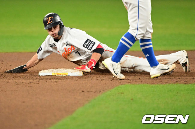 [OSEN=대전, 지형준 기자] 14일 대전 한화생명 볼파크에서 2026 신한 SOL KBO리그 한화 이글스와 삼성 라이온즈의 경기가 열렸다.3연패 중인 한화는 문동주, 4연승을 노리는 삼성은 최원태가 선발로 나섰다.&nbsp;6회말 무사 1루에서 한화 심우준이 2루 도루에 성공하고 있다. 2026.04.14&nbsp;/ jpnews@osen.co.kr