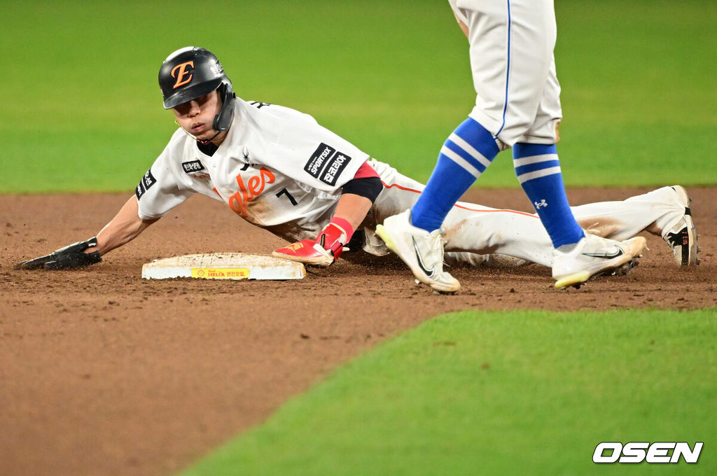 14일 대전 한화생명 볼파크에서 2026 신한 SOL KBO리그 한화 이글스와 삼성 라이온즈의 경기가 열렸다.3연패 중인 한화는 문동주, 4연승을 노리는 삼성은 최원태가 선발로 나섰다. 6회말 무사 1루에서 한화 심우준이 2루 도루에 성공하고 있다. 2026.04.14 / jpnews@osen.co.kr