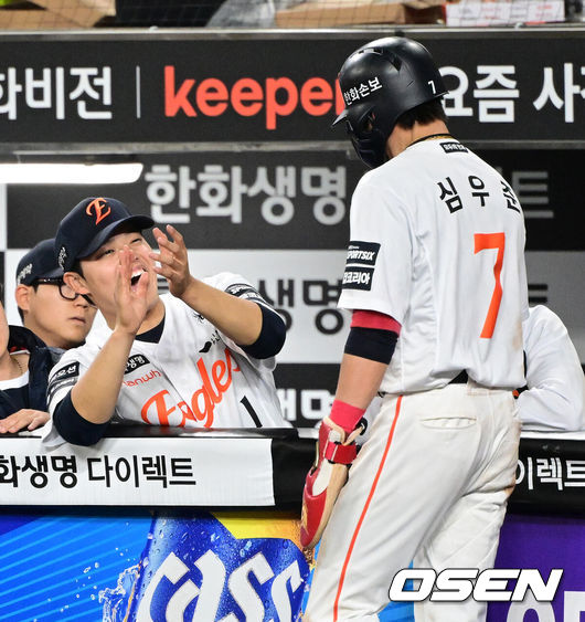 [OSEN=대전, 지형준 기자] 14일 대전 한화생명 볼파크에서 2026 신한 SOL KBO리그 한화 이글스와 삼성 라이온즈의 경기가 열렸다.3연패 중인 한화는 문동주, 4연승을 노리는 삼성은 최원태가 선발로 나섰다.&nbsp;6회말 무사 2루에서 한화 문동주가 이원석의 1타점 적시타에 득점에 성공한 심우준과 기뻐하고 있다. 2026.04.14&nbsp;/ jpnews@osen.co.kr