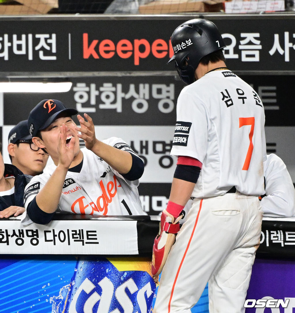 14일 대전 한화생명 볼파크에서 2026 신한 SOL KBO리그 한화 이글스와 삼성 라이온즈의 경기가 열렸다.3연패 중인 한화는 문동주, 4연승을 노리는 삼성은 최원태가 선발로 나섰다. 6회말 무사 2루에서 한화 문동주가 이원석의 1타점 적시타에 득점에 성공한 심우준과 기뻐하고 있다. 2026.04.14 / jpnews@osen.co.kr