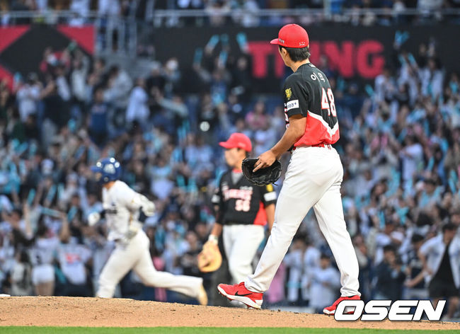 [OSEN=창원, 이석우 기자] 29일 창원NC파크에서 2026 신한 SOL KBO 리그 NC 다이노스와 KIA 타이거즈의 경기가 열렸다. 홈팀 NC는 구창모가, 방문팀 KT는 이의리가 선발 출전했다. KIA 타이거즈 이의리가 1회말 1사 1루 NC 다이노스 박건우에게 우월 2점 홈런을 맞고 타구 방향을 바라보고 있다. 2026.04.29 / foto0307@osen.co.kr