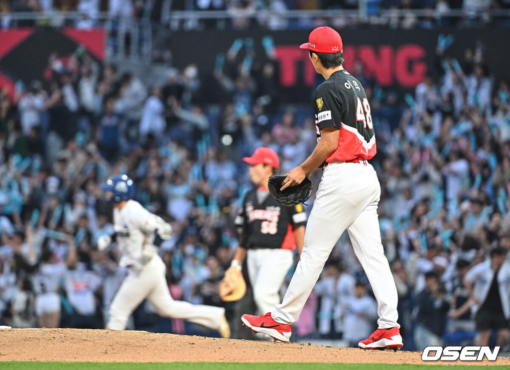 29일 창원NC파크에서 2026 신한 SOL KBO 리그 NC 다이노스와 KIA 타이거즈의 경기가 열렸다. 홈팀 NC는 구창모가, 방문팀 KIA는 이의리가 선발 출전했다. KIA 타이거즈 이의리가 1회말 1사 1루 NC 다이노스 박건우에게 우월 2점 홈런을 맞고 타구 방향을 바라보고 있다. 2026.04.29 / foto0307@osen.co.kr