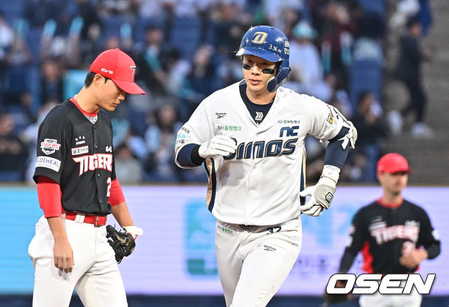 [OSEN=창원, 이석우 기자] 29일 창원NC파크에서 2026 신한 SOL KBO 리그 NC 다이노스와 KIA 타이거즈의 경기가 열렸다. 홈팀 NC는 구창모가, 방문팀 KT는 이의리가 선발 출전했다. NC 다이노스 박건우가 1회말 1사 1루 우월 2점 홈런을 치고 그라운드를 돌고 있다. 2026.04.29 / foto0307@osen.co.kr