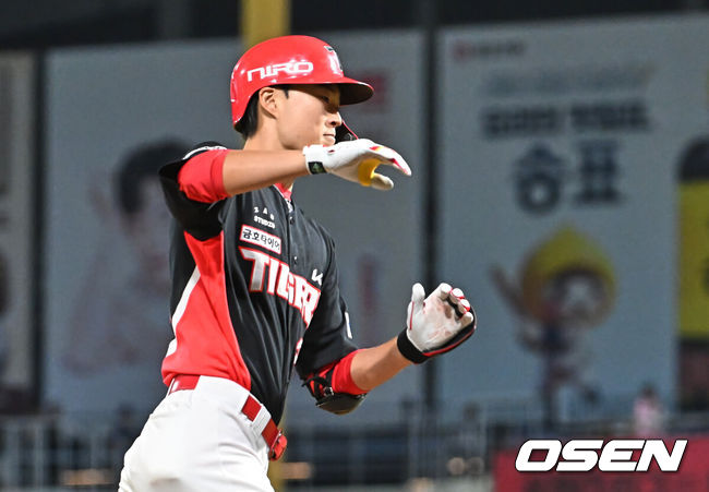 [OSEN=창원, 이석우 기자] 29일 창원NC파크에서 2026 신한 SOL KBO 리그 NC 다이노스와 KIA 타이거즈의 경기가 열렸다. 홈팀 NC는 구창모가, 방문팀 KT는 이의리가 선발 출전했다. KIA 타이거즈 박민이 5회초 1사 좌중월 솔로 홈런을 치고 하이파이브를 하고 있다. 2026.04.29 / foto0307@osen.co.kr