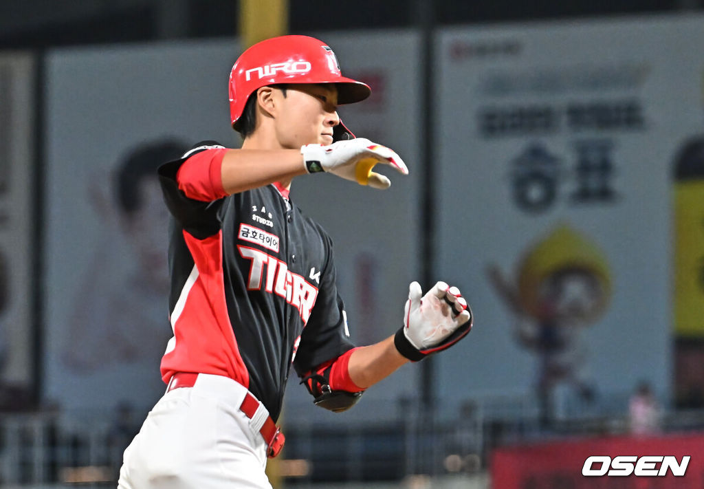29일 창원NC파크에서 2026 신한 SOL KBO 리그 NC 다이노스와 KIA 타이거즈의 경기가 열렸다. 홈팀 NC는 구창모가, 방문팀 KT는 이의리가 선발 출전했다. KIA 타이거즈 박민이 5회초 1사 좌중월 솔로 홈런을 치고 하이파이브를 하고 있다. 2026.04.29 / foto0307@osen.co.kr