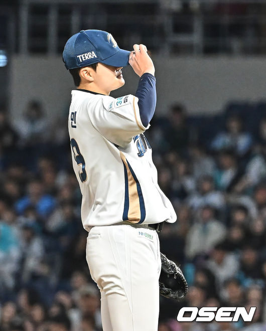 [OSEN=창원, 이석우 기자] 29일 창원NC파크에서 2026 신한 SOL KBO 리그 NC 다이노스와 KIA 타이거즈의 경기가 열렸다. 홈팀 NC는 구창모가, 방문팀 KT는 이의리가 선발 출전했다. NC 다이노스 임지민이 8회초 2사 만루 KIA 타이거즈 한준수에게 밀어내기 볼넷을 허용하고 아쉬워하고 있다. 2026.04.29 / foto0307@osen.co.kr