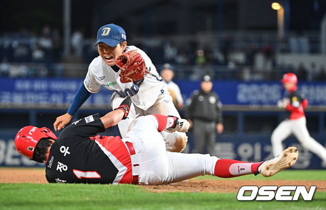 [OSEN=창원, 이석우 기자] 29일 창원NC파크에서 2026 신한 SOL KBO 리그 NC 다이노스와 KIA 타이거즈의 경기가 열렸다. 홈팀 NC는 구창모가, 방문팀 KT는 이의리가 선발 출전했다. KIA 타이거즈 박정우가 8회초 2사 1,3루 고종욱 타석때 폭투를 틈타 홈을 노리다 3루로 귀루, 세이프되고 있다. 2026.04.29 / foto0307@osen.co.kr