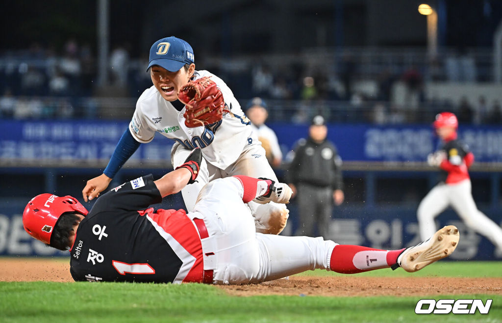 29일 창원NC파크에서 2026 신한 SOL KBO 리그 NC 다이노스와 KIA 타이거즈의 경기가 열렸다. 홈팀 NC는 구창모가, 방문팀 KT는 이의리가 선발 출전했다. KIA 타이거즈 박정우가 8회초 2사 1,3루 고종욱 타석때 폭투를 틈타 홈을 노리다 3루로 귀루, 세이프되고 있다. 2026.04.29 / foto0307@osen.co.kr