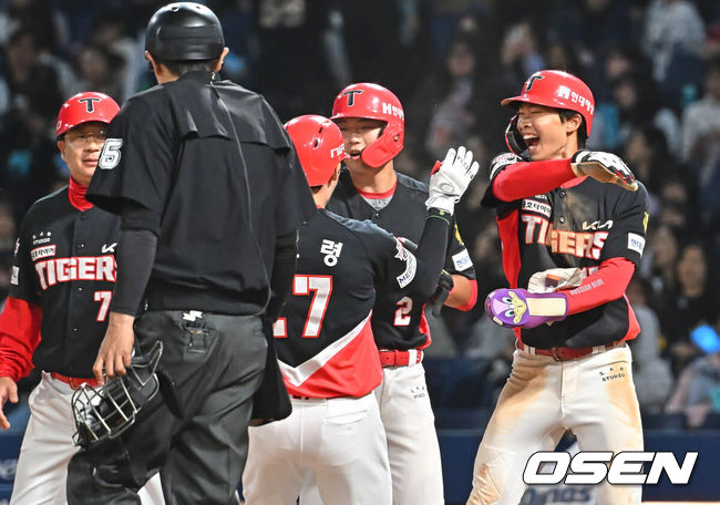 [OSEN=창원, 이석우 기자] 29일 창원NC파크에서 2026 신한 SOL KBO 리그 NC 다이노스와 KIA 타이거즈의 경기가 열렸다. 홈팀 NC는 구창모가, 방문팀 KIA는 이의리가 선발 출전했다. KIA 타이거즈 김호령이 연장 10회초 1사 2,3루 중월 3점 홈런을 치고 선행주자들의 축하를 받고 있다. 2026.04.29 / foto0307@osen.co.kr