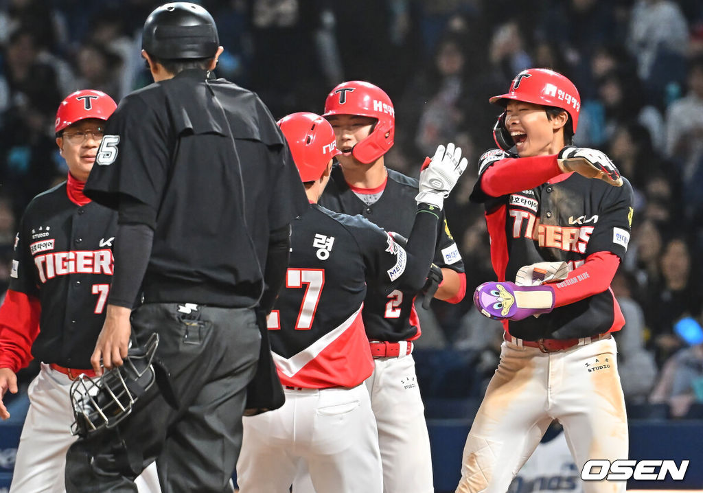 29일 창원NC파크에서 2026 신한 SOL KBO 리그 NC 다이노스와 KIA 타이거즈의 경기가 열렸다. 홈팀 NC는 구창모가, 방문팀 KIA는 이의리가 선발 출전했다. KIA 타이거즈 김호령이 연장 10회초 1사 2,3루 중월 3점 홈런을 치고 선행주자들의 축하를 받고 있다. 2026.04.29 / foto0307@osen.co.kr