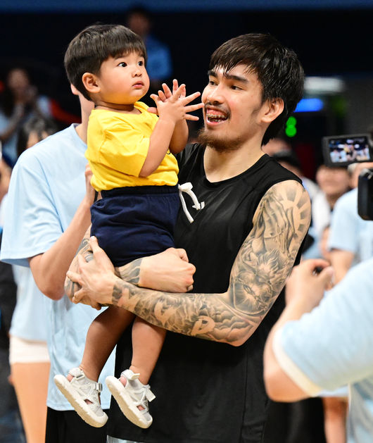 [OSEN=지형준 기자] 소노의 태풍이 정규리그 챔피언 LG마저 삼켰다.&nbsp;고양 소노는 27일 고양소노아레나에서 개최된 2025-26 LG전자 프로농구 4강 플레이오프 3차전에서 창원 LG를 90-80로 이겼다. 3연승을 달린 소노는 창단 첫 챔피언결정전에 진출했다.&nbsp;경기를 마치고 소노 켐바오가 아들과 승리를 기뻐하고 있다. 2026.04.27&nbsp;/ jpnews@osen.co.kr