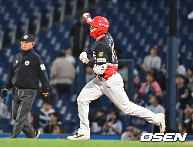 [OSEN=창원, 이석우 기자] 29일 창원NC파크에서 2026 신한 SOL KBO 리그 NC 다이노스와 KIA 타이거즈의 경기가 열렸다. 홈팀 NC는 구창모가, 방문팀 KIA는 이의리가 선발 출전했다. KIA 타이거즈 김호령이 연장 10회초 1사 2,3루 중월 3점 홈런을 치고 세리머니를 하고 있다. 2026.04.29 / foto0307@osen.co.kr