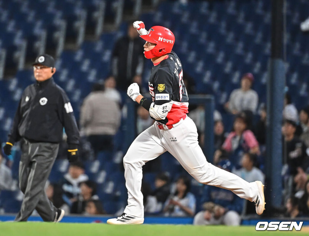 29일 창원NC파크에서 2026 신한 SOL KBO 리그 NC 다이노스와 KIA 타이거즈의 경기가 열렸다. 홈팀 NC는 구창모가, 방문팀 KIA는 이의리가 선발 출전했다. KIA 타이거즈 김호령이 연장 10회초 1사 2,3루 중월 3점 홈런을 치고 세리머니를 하고 있다. 2026.04.29 / foto0307@osen.co.kr