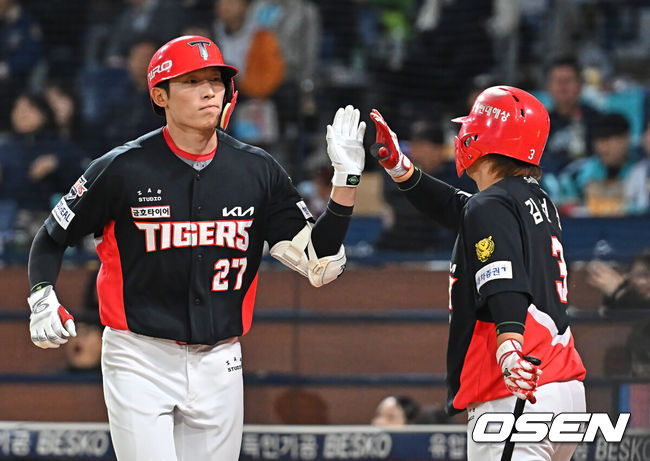 [OSEN=창원, 이석우 기자] 29일 창원NC파크에서 2026 신한 SOL KBO 리그 NC 다이노스와 KIA 타이거즈의 경기가 열렸다. 홈팀 NC는 구창모가, 방문팀 KT는 이의리가 선발 출전했다. KIA 타이거즈 김호령이 4회초 좌월 솔로 홈런을 치고 하이파이브를 하고 있다. 2026.04.29 / foto0307@osen.co.kr