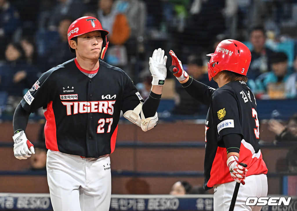 29일 창원NC파크에서 2026 신한 SOL KBO 리그 NC 다이노스와 KIA 타이거즈의 경기가 열렸다. 홈팀 NC는 구창모가, 방문팀 KT는 이의리가 선발 출전했다. KIA 타이거즈 김호령이 4회초 좌월 솔로 홈런을 치고 하이파이브를 하고 있다. 2026.04.29 / foto0307@osen.co.kr
